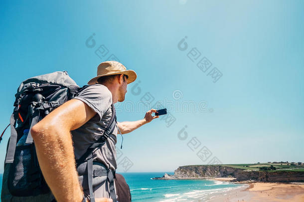 背着背包徒步旅行的人旅行支票拿照片美丽的洋看法和聪明人
