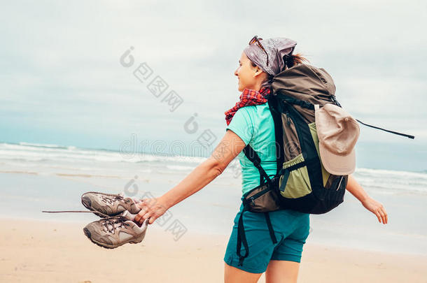 女孩背着背包徒步旅行的人旅行支票享有和新鲜的洋风