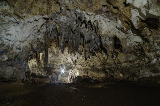 霍约普。霍约普。an洞穴采用比科尔语地区关于Philipp采用es