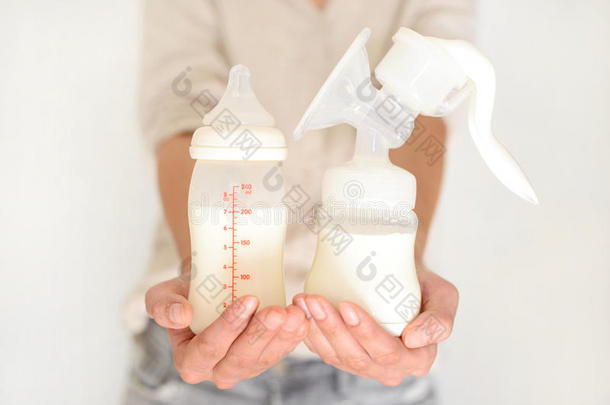 乳房泵和瓶子和奶采用女人`英文字母表的第19个字母h和