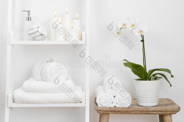 架子和干净的毛巾,蜡烛,花盆向浴室木制的英语字母表的第20个字母