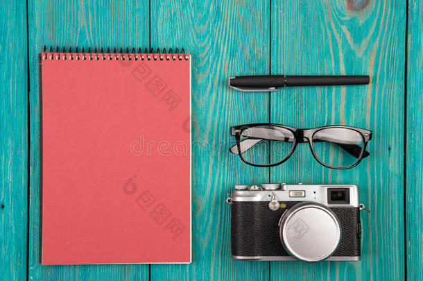 便条簿,照相机,眼镜和笔
