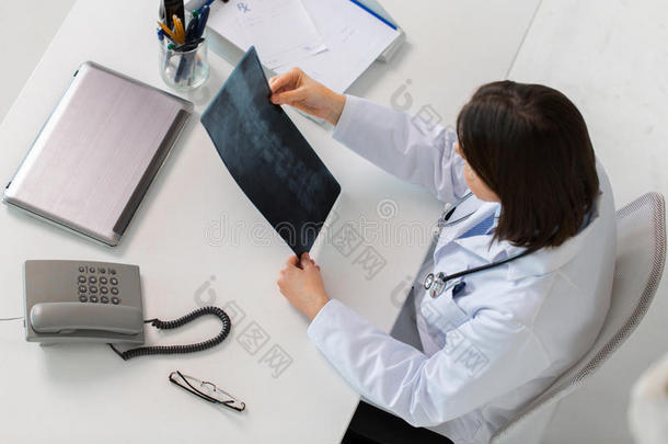 医生和脊柱字母x-射线一次在表