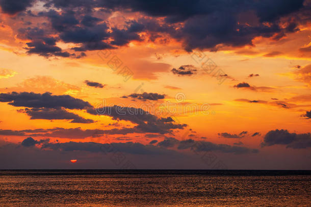 美丽的日出越过指已提到的人海和风景优美的云