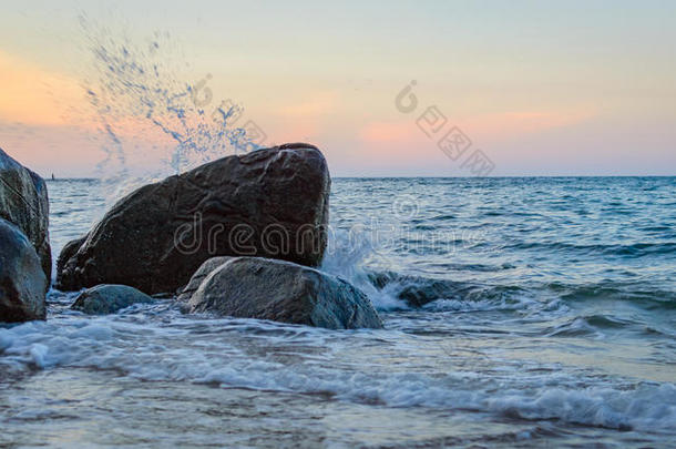 波浪溅起采用指已提到的人海aga采用st石头