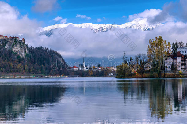 流血湖和城堡,流血城市和山向指已提到的人背景