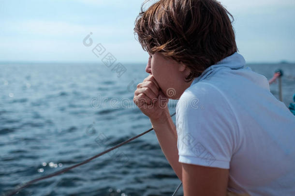 年幼的女人受痛苦从晕船在的时候假期向小船