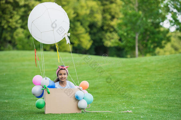 小的非洲的美国人女孩演奏和DoItYourself自己动手做热的天空气球采用