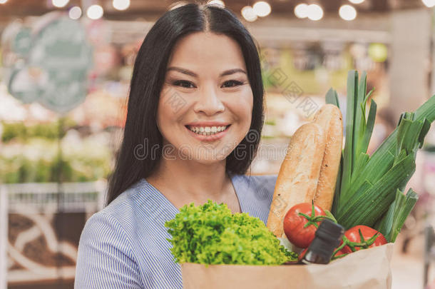 快乐的女人遵守必要的购买