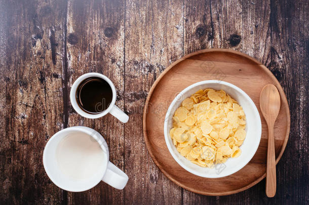 时间向早餐和奶咖啡豆和谷物小薄片