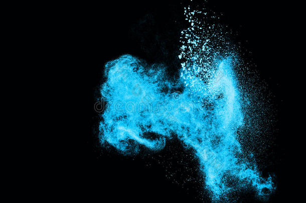 蓝色粉爆炸向黑的背景.