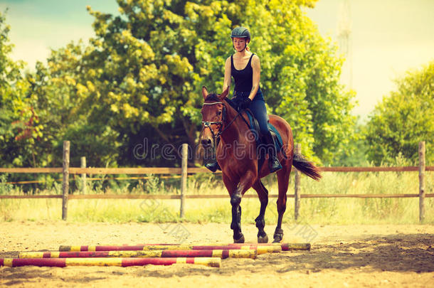 赛马骑师女孩做马骑马向乡村草地