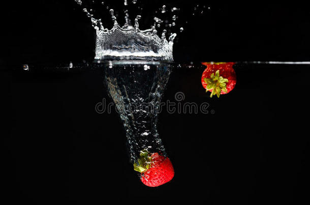 两个草莓使溅起进入中水