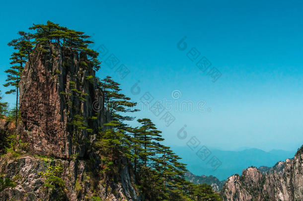 花岗岩山峰和松树树和蓝色天