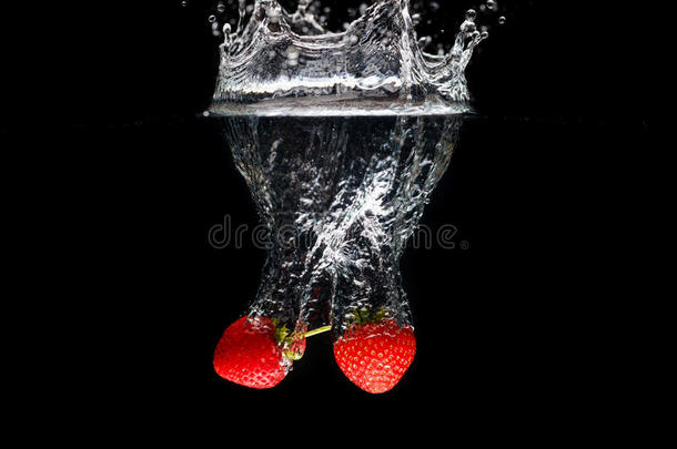 两个草莓使溅起进入中水