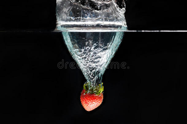 一草莓使溅起进入中水