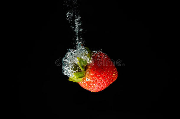 一草莓使溅起进入中水