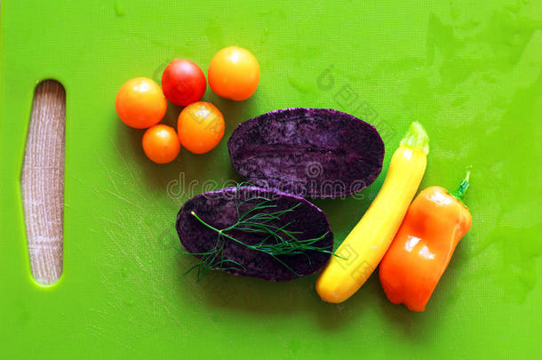 混合的<strong>蔬菜</strong>沙拉和<strong>紫</strong>色的马铃<strong>薯</strong>