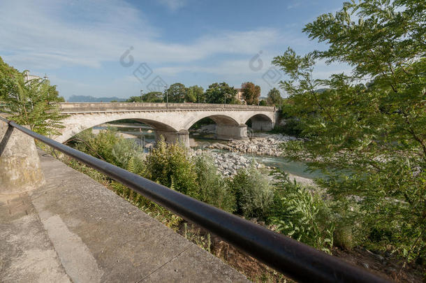 石头桥越过指已提到的人山河<strong>飞机场</strong>采用法国