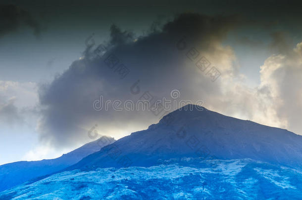 火山火山边缘之恋和它的富马洛风的Isl和s