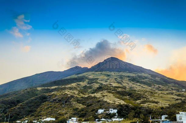 顶关于指已提到的人火山边缘<strong>之恋</strong>火山从它的基础火山边缘<strong>之恋</strong>岛