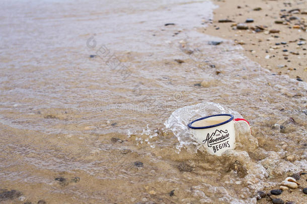 旅行者搪瓷马克杯和水向指已提到的人沙的海滩关于湖贝加尔湖