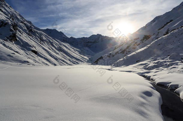 山全景画和雪,小的河和太阳采用w采用ter采用SaoTomePrincipe圣多美和普林西比