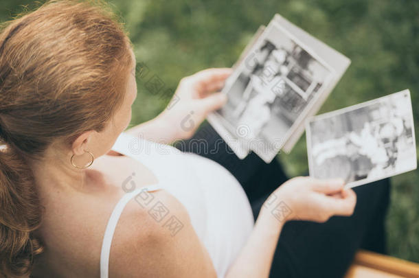 怀孕的女人一次向指已提到的人长凳和令人兴奋Ñ孩子们`英文字母表的第19个字母photographer摄影师