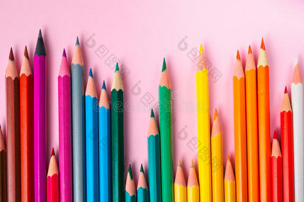 有色的铅笔向粉红色的纸背景为绘画颜色圆