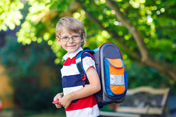 小的小孩男孩和学校<strong>书包</strong>向第一一天向学校