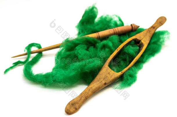 洗过的安哥拉山羊<strong>羊毛</strong>为制毯法或编结物.指已提到的人卷线杆和纺纱