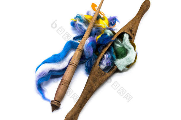 洗过的安哥拉山羊<strong>羊毛</strong>为制毯法或编结物.指已提到的人卷线杆和纺纱