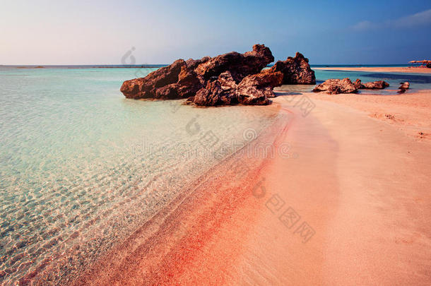 美丽的风景关于埃拉丰尼西海滩和粉红色的沙