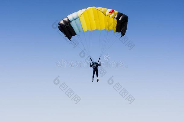 做空中造型动作的跳伞运动员采用干净的天和复制品空间