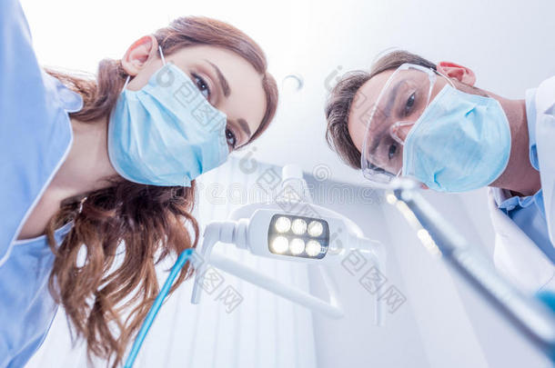 牙科医生采用保护的面具hold采用g牙齿的设备采用牙科医生