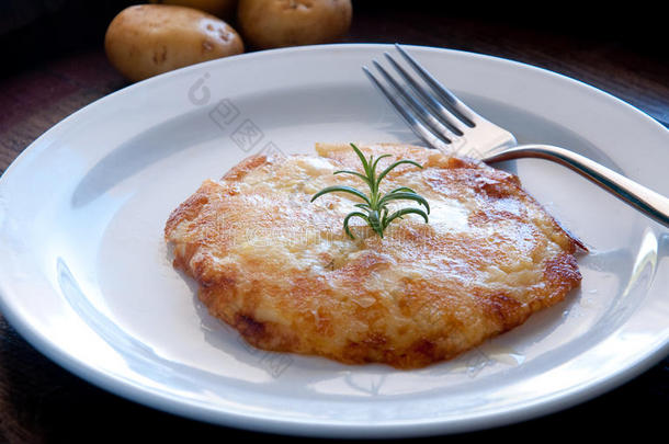摩擦典型的弗里利安盘有根基的向马铃薯和奶酪