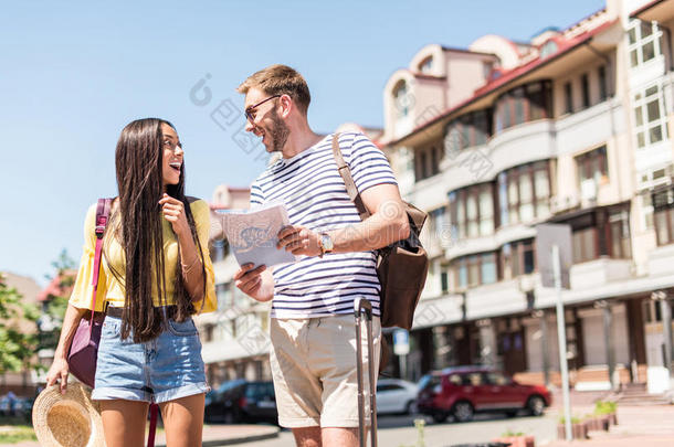 年幼的供多种族用的对关于旅行者佃户租种的土<strong>地地</strong>图和微笑的东非共同体