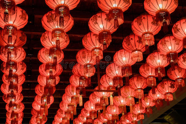 红色的<strong>中国</strong>人纸灯笼装饰拿在夜步行structure结构