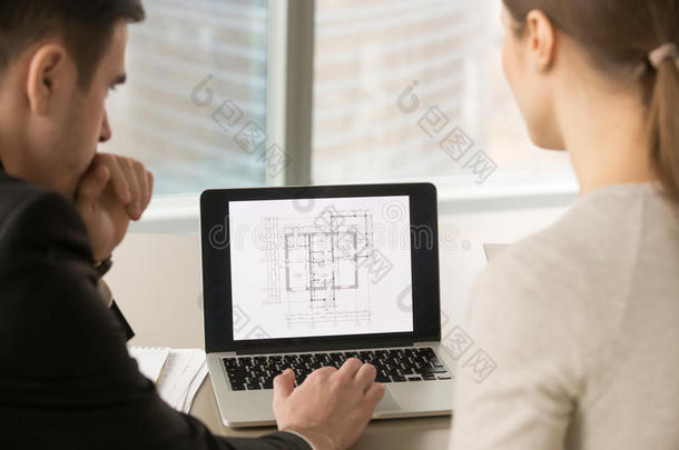建筑师工作的和建筑物计划向便携式电脑屏幕,关在上面