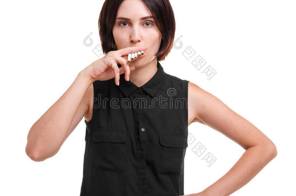 一年幼的女人吸烟许多纸烟.一吸烟有瘾的人隔离的