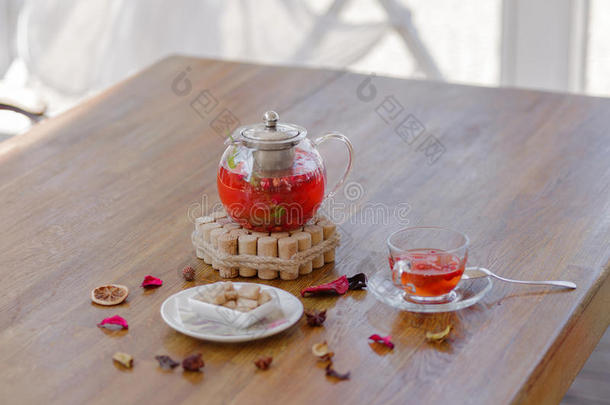 一玻璃茶壶和明亮的浆果茶水紧接在后的向一茶水玻璃,一pl一t