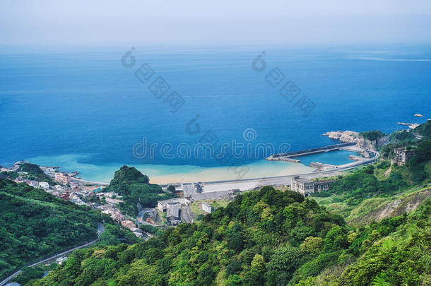 黑白海海岸风景和暖和的阳光采用下午,对有把握