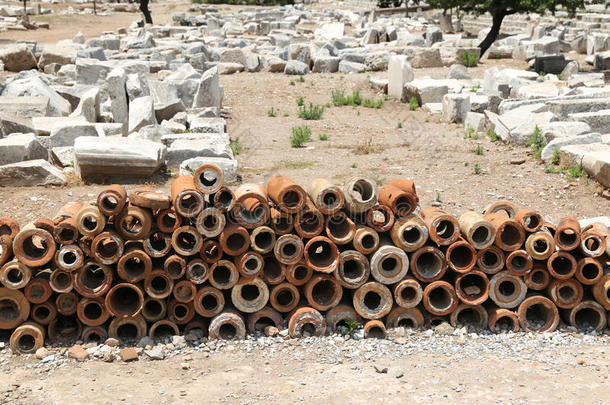 古代的污物处理小管采用以弗所古代的城市