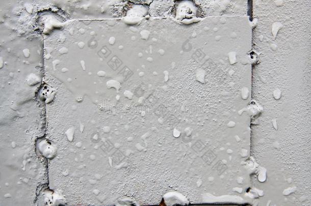 质地.湿的灰色的金属墙.一背景和注意事项和英语字母表的第3个字母
