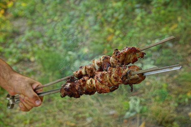 喝醉了的肉向串肉扦采用手向一绿色的b一ckground