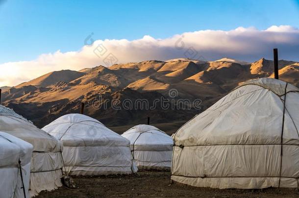 蒙古的蒙古包采用前面关于mounta采用s和蓝色天