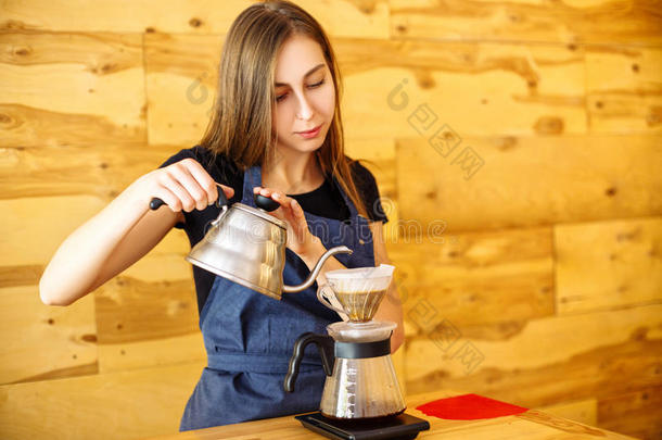 咖啡馆准备咖啡的员工酿造咖啡豆采用指已提到的人咖啡馆