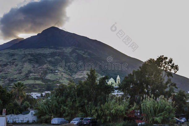 看法关于火山边缘之恋火山和村民从它的自己的事物isl和