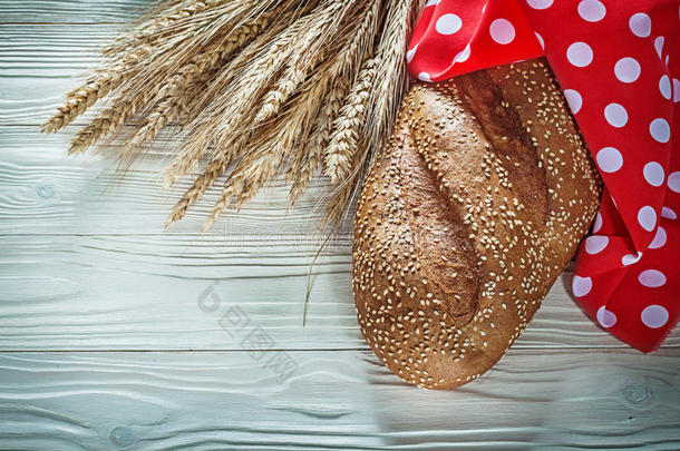 一条面包关于面包波尔卡舞-点餐巾小麦耳向酿酒的木制的公猪