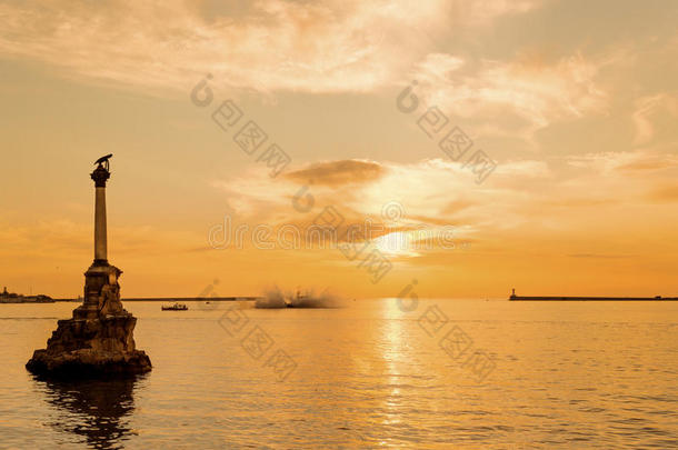 塞瓦斯托波尔湾在日落